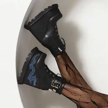 ASILETO/Модни дамски обувки на танкетке с кръгло бомбе, ток 14 см., Платформа 6,5 см, с Цип, чрез шнурове, Катарами, Бродерия, Голям Размер на 43, пънк